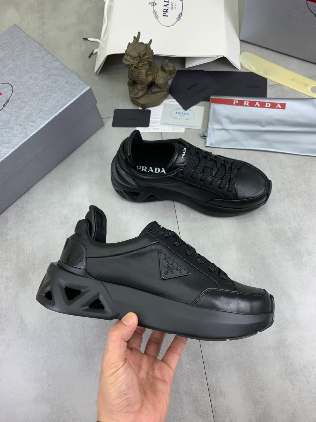 Men's men's shoes 💰P640💰 [New style] popular models are on the official website, 🆘 The trendy brand (Prada) mainly promotes popular models, avant-garde and versatile fashionable men's shoes private version mold opening, cowhide surface splicing 1:1.. Fashionable and simple, original imported cowhide lining cowhide feet; the atmosphere and personality are more fashionable, eye-catching and pursuing class. It will subvert old ideas and be a must-have for fashionistas with you! Must keep it! Tall and comfortable, large and low, high-end quality workmanship. Size: 38-45 Black and white available.